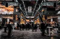 这座拥有复古铁建筑的繁忙室内市场，熙熙攘攘的人群吸引了城市商业