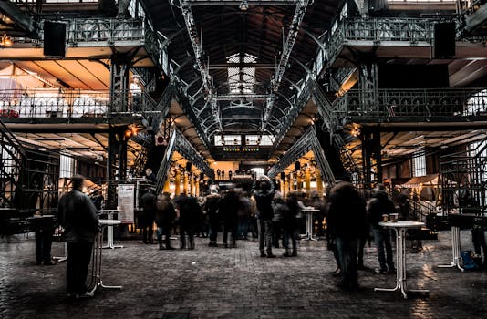 这座拥有复古铁建筑的繁忙室内市场，熙熙攘攘的人群吸引了城市商业