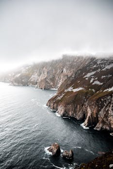 薄雾笼罩着广阔的海洋，宁静的沿海悬崖非常适合旅行和自然爱好者