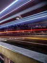 夜晚的桥上，色彩缤纷的光路映照着充满活力的城市场景