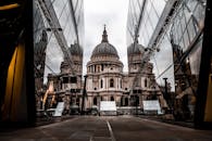 圣保罗大教堂的现代玻璃结构构成了引人注目的城市倒影景观