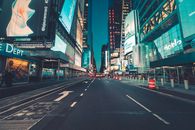 纽约市时代广场明亮的动态夜景，展现了城市生活的活力