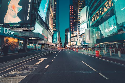 纽约市时代广场明亮的动态夜景，展现了城市生活的活力