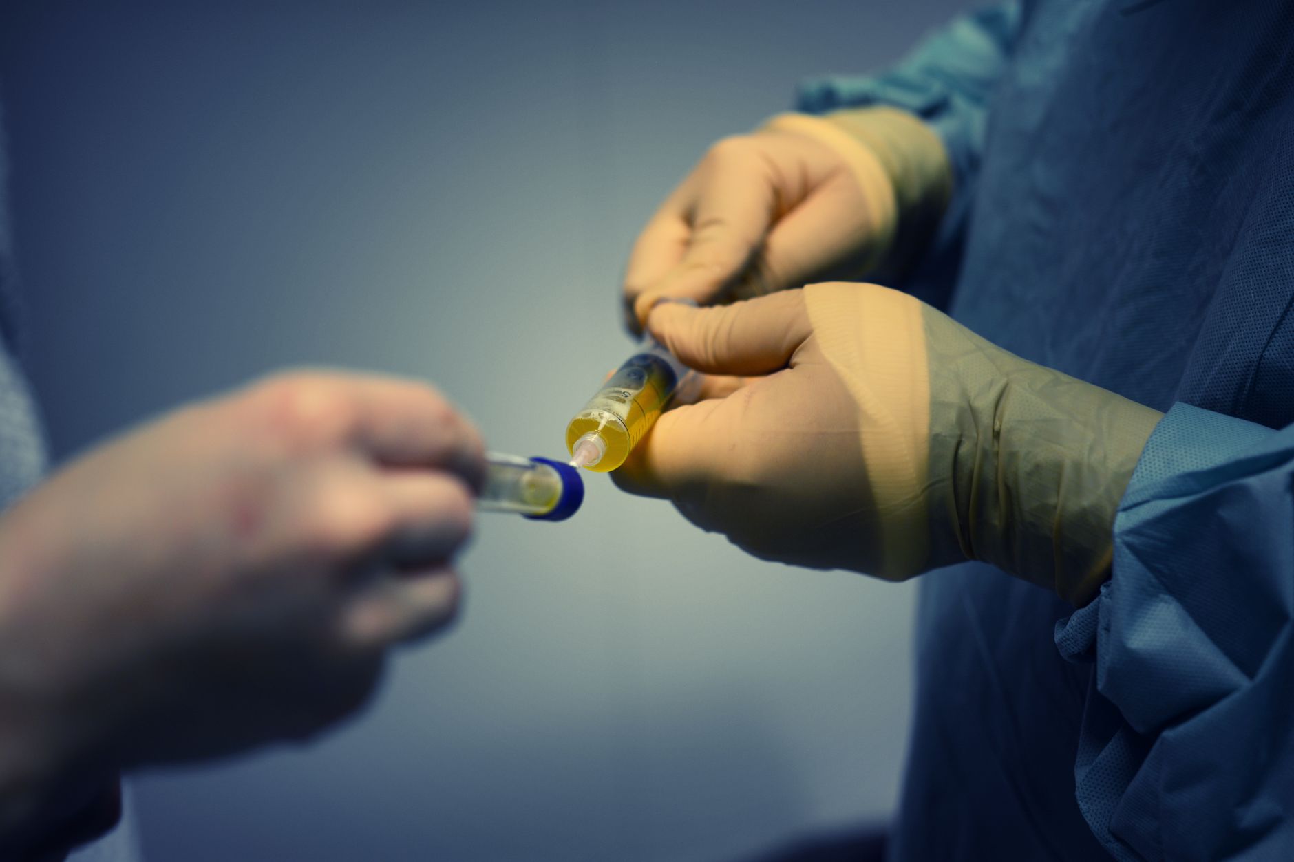 Médico radiólogo realizando ecotomografía de cuello a paciente, con pantalla de ultrasonido visible