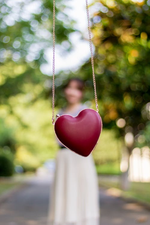 Fotografi Fokus Selektif Kalung Tautan Rantai Liontin Hati