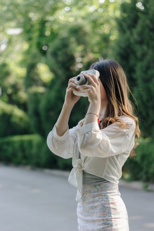 Vrouw Met Instant Camera