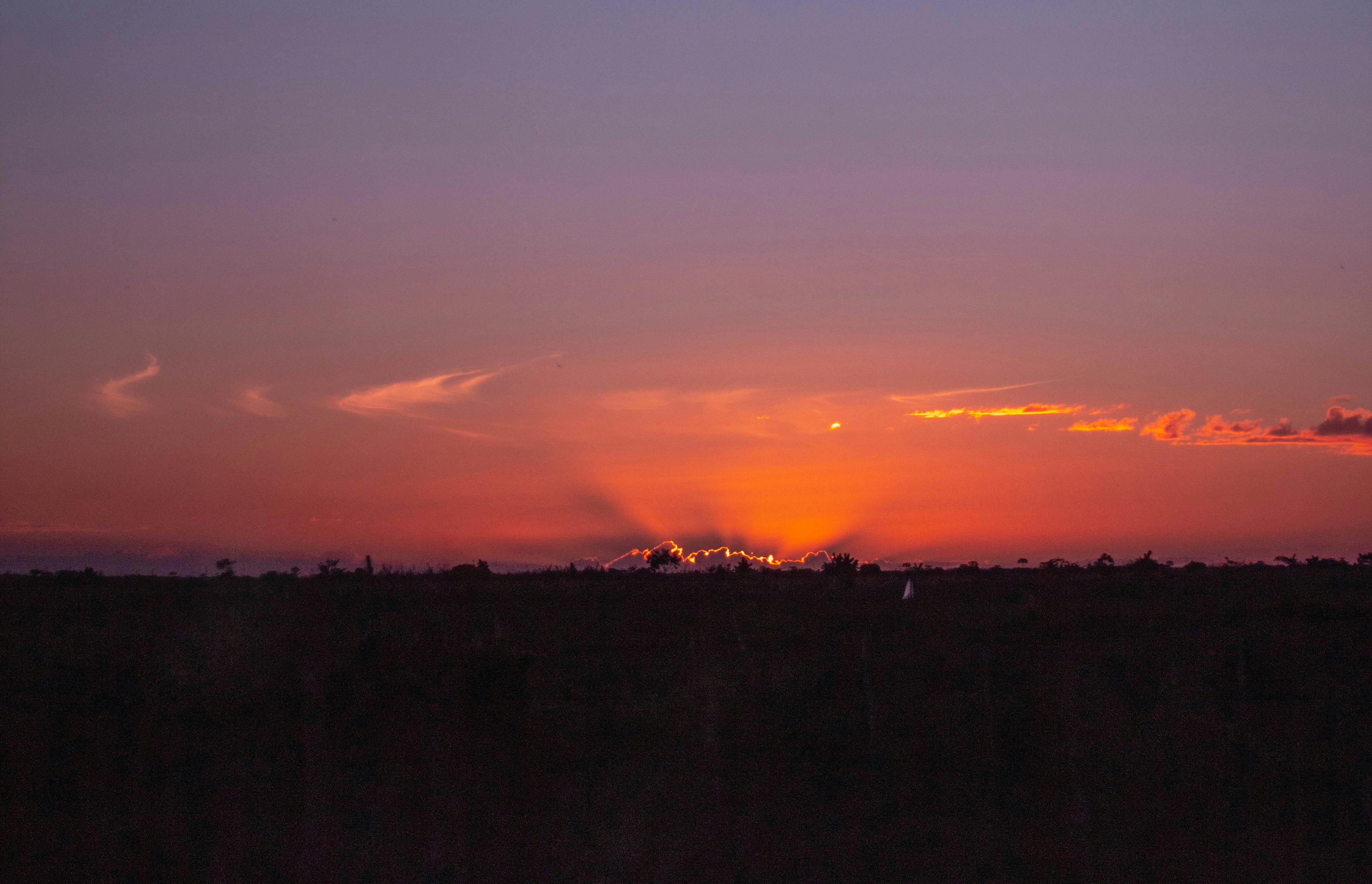 宁静的天空被色彩绚烂的日落照亮，景象令人惊叹