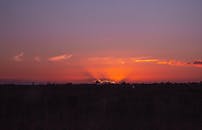 宁静的天空被色彩绚烂的日落照亮，景象令人惊叹