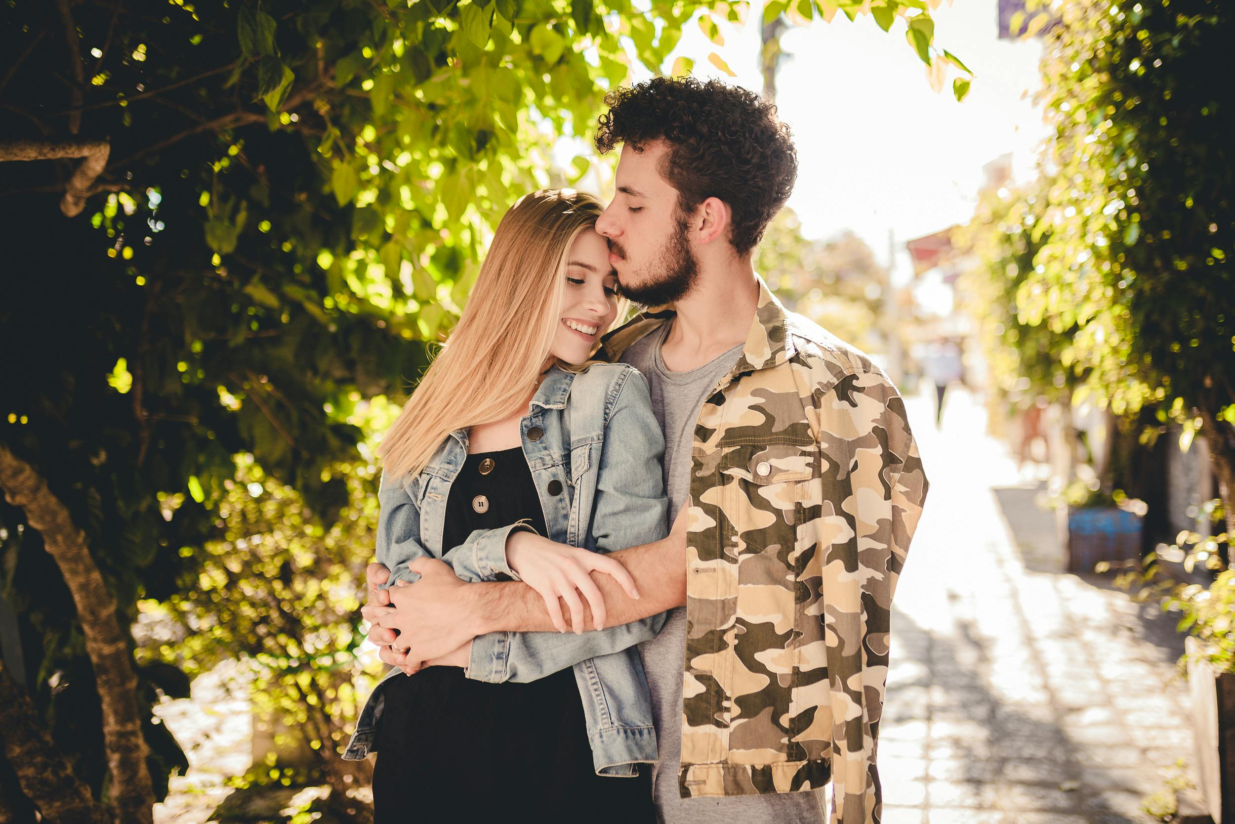 男性が女性の額にキスする 無料の写真素材 男性が女性の額にキスする 無料の写真素材