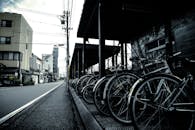 城市街道上停着一排自行车，展现了城市生活和交通的景象