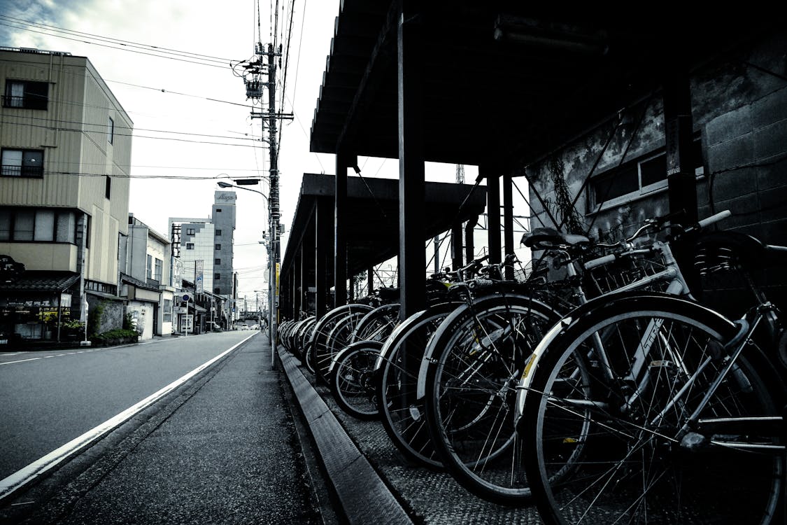 免費 外面的自行車公園的灰度攝影 圖庫相片