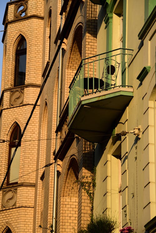 Бесплатное стоковое фото с архитектурные детали, Балкон, городские здания