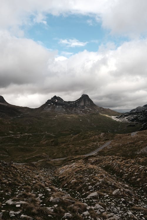 A view of the mountains from the top of a mountain