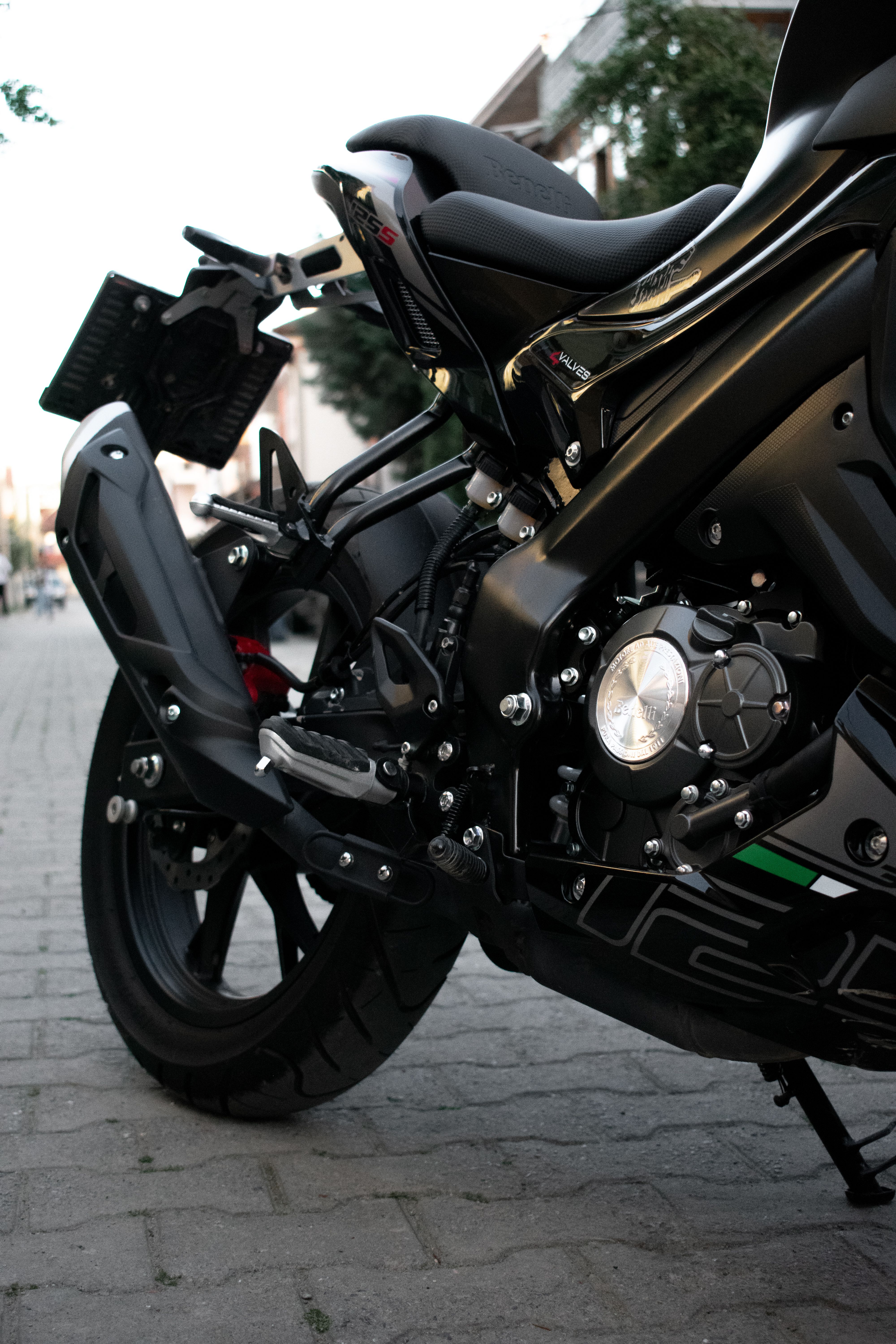 Side of the Keeway RKF 125 Motorbike · Free Stock Photo