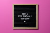 粉色背景的木制信件板上印有俏皮信息