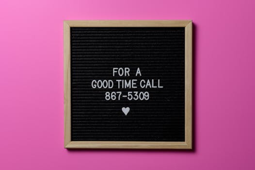 粉色背景的木制信件板上印有俏皮信息