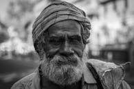 一张在印度斋浦尔拍摄的、留着胡须、戴着头巾的老人的黑白肖像