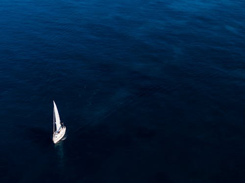 Barco Blanco Navegando En Cuerpo De Agua