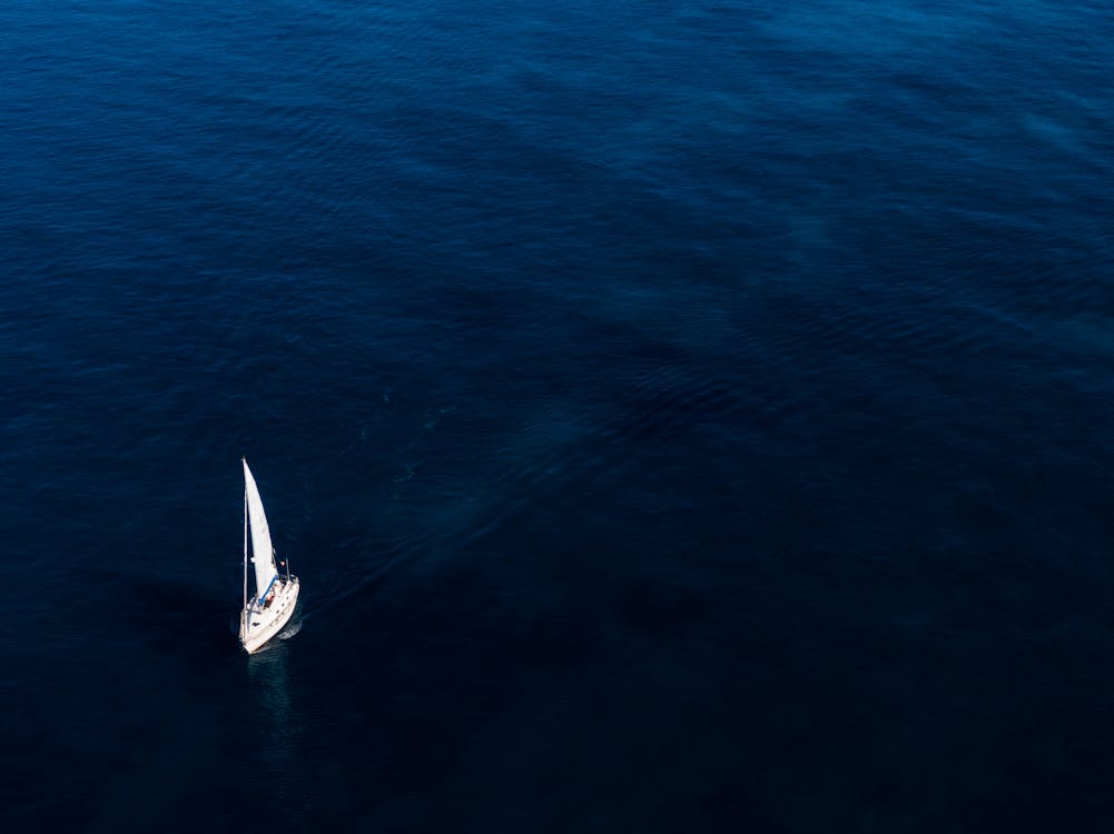 免費 白船在水面上航行 圖庫相片