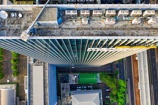 从摩天大楼屋顶俯瞰城市，展示城市建筑与环境