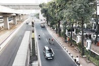 从空中拍摄城市道路，可见车辆、树木和基础设施