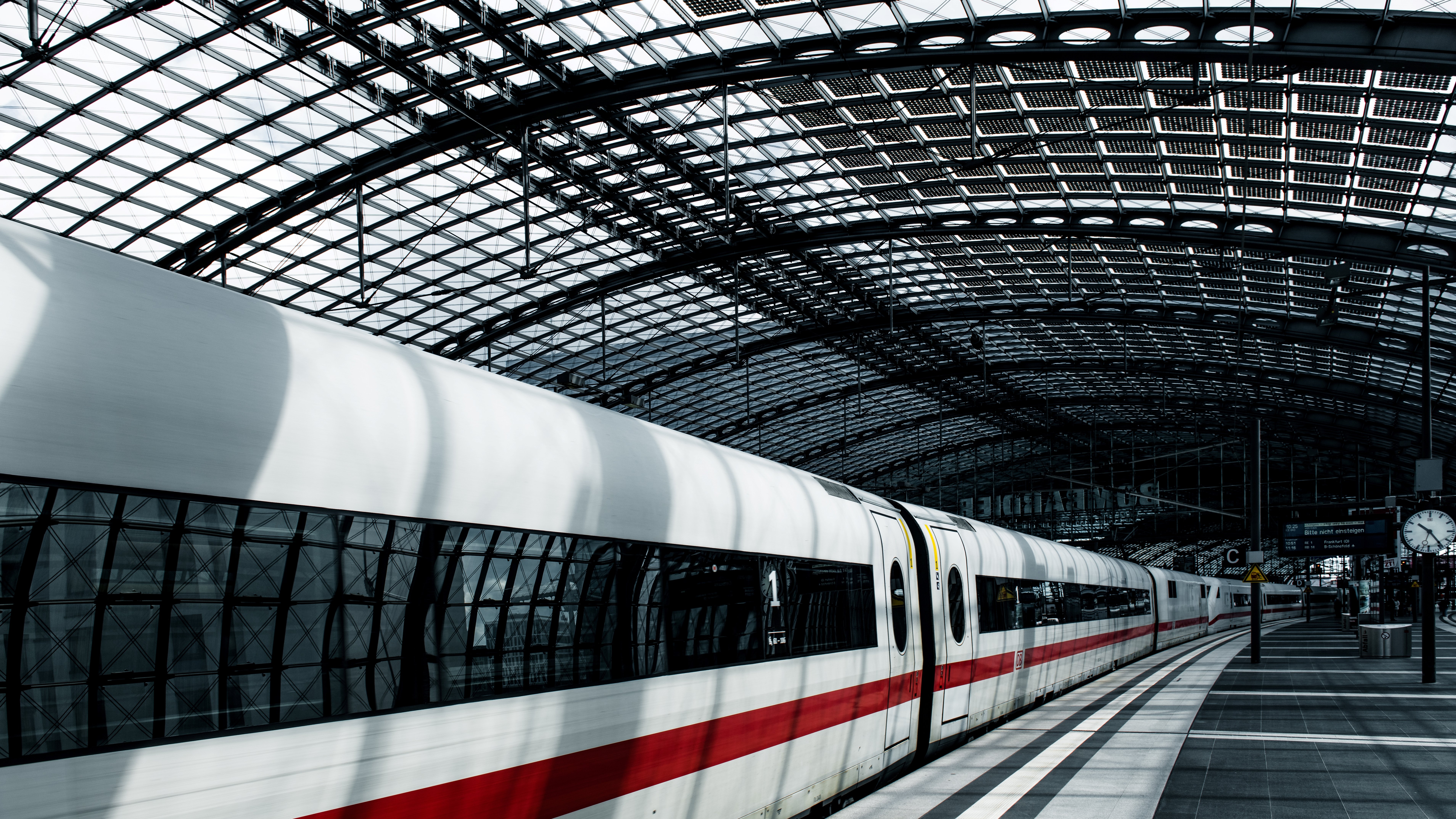 1 May general strike confirmed—but transport largely exempt, easing travel fears — Photo by Wolfgang Weiser on Pexels