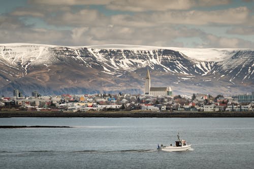 Gratis stockfoto met baai, berg, boot