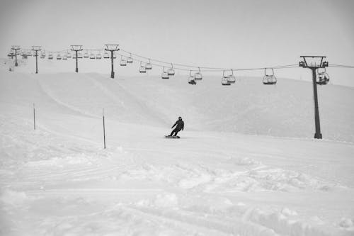 男子白天在缆车下方滑雪