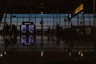 黄昏时分，布鲁塞尔扎文特姆机场内的剪影与倒影