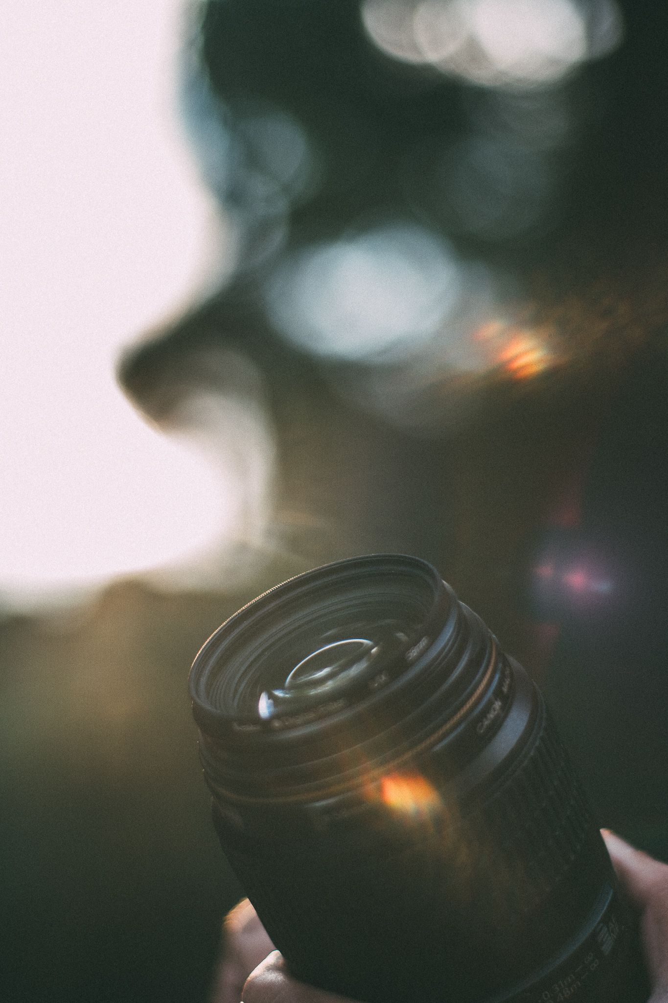 Gros plan sur une optique de caméra avec flare et lumières chaudes et froides, ambiance cinéma