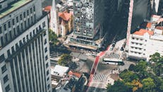 在繁华的城市交叉口，可以看到现代化的摩天大楼和教堂