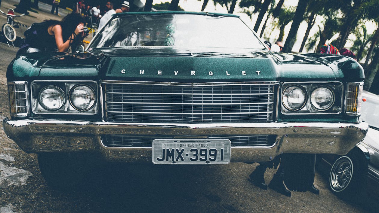 Kostenlos Grünes Chevrolet Auto Mit Nummernschild Stock-Foto