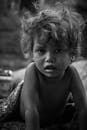 一幅黑白肖像感人地捕捉了一个幼儿的情感深度
