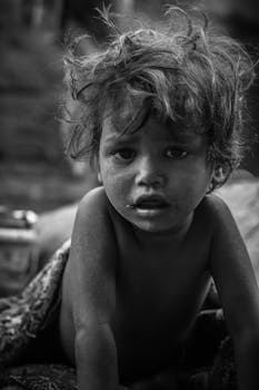 一幅黑白肖像感人地捕捉了一个幼儿的情感深度