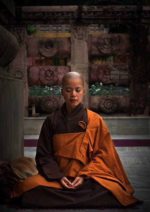 Selektive Fokusfotografie Des Mönchs Während Der Meditation