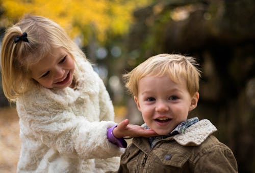 Free Girl Holding the Chin of Boy Outdoor Stock Photo