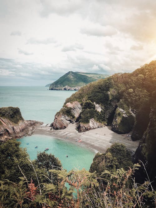 海灘近山照片