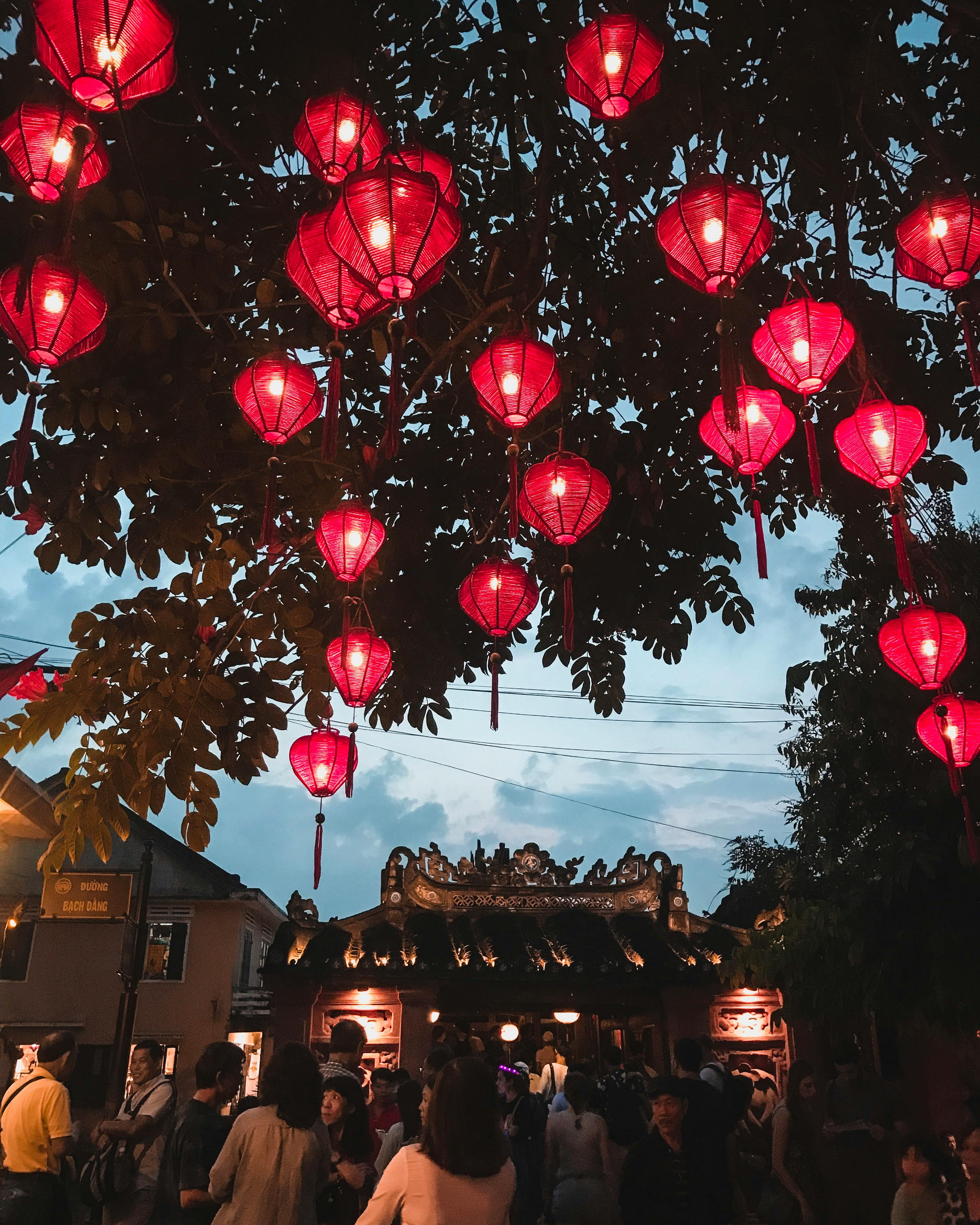 历史小镇的节日街道上，红灯笼高挂，照亮了充满活力的夜色