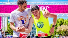 两名运动员庆祝完成马拉松比赛，强调了耐力和户外胜利