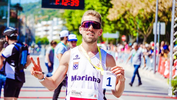 一名运动员在白天完成户外马拉松比赛后，凯旋庆祝