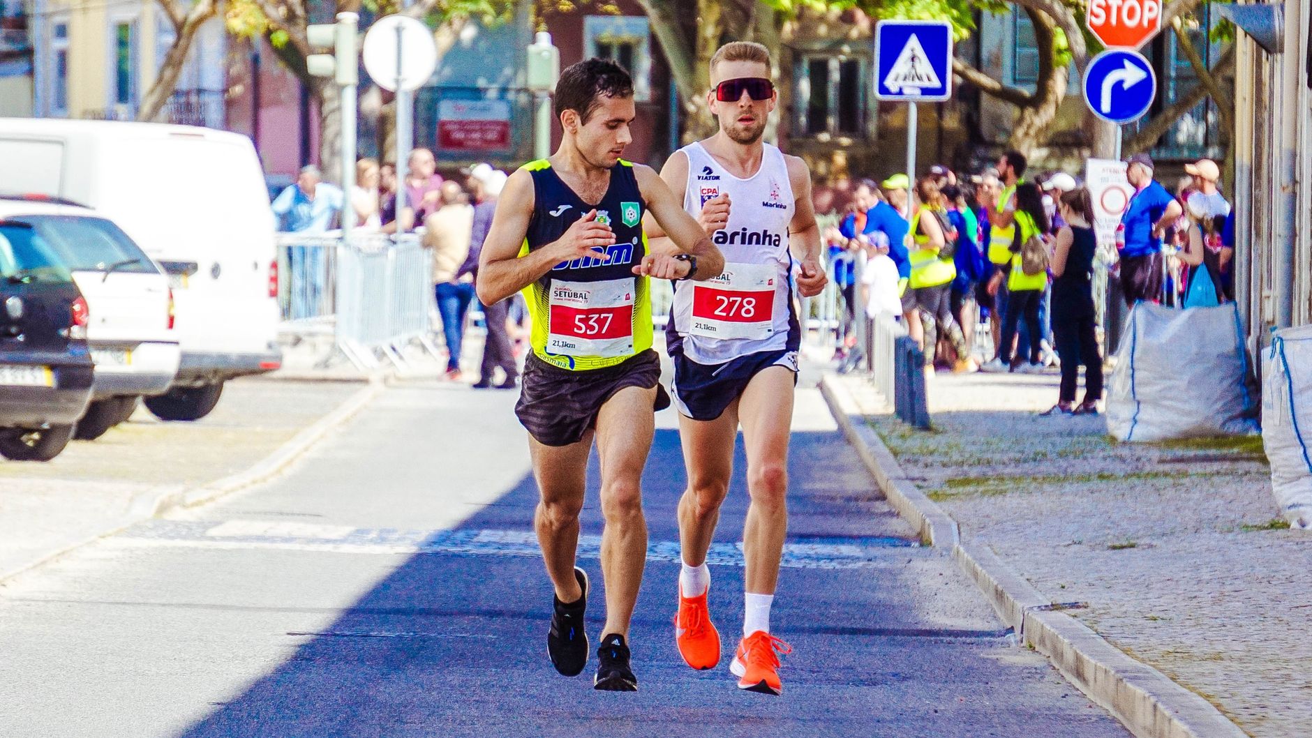 Tallinn sokaklarında koşan maraton sporcuları