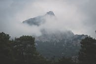 穆莫拉拍摄的土耳其郁郁葱葱风景中，神秘的山峰被雾笼罩