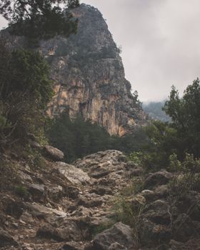 土耳其穆莫拉省阴云密布，山峦起伏，树木成景