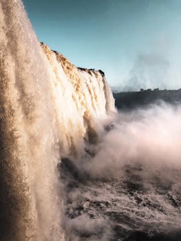 阿根廷伊瓜苏瀑布景色迷人，水流与雾气倾泻而下