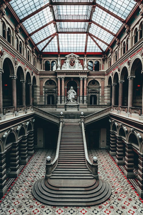 Graue Betontreppe Innerhalb Des Gebäudes