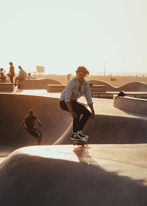 Uomo Che Cavalca Sullo Skateboard