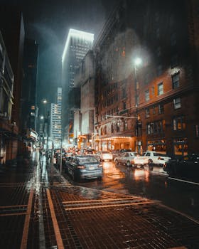 雨夜中，辛辛那提商业区展现出戏剧性的景观，城市建筑与灯光照亮了交通