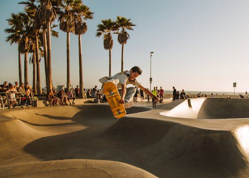 Hombre Actuando En Skate Park