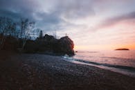 银湾日出时，悬崖与平静的大海构成壮丽景色