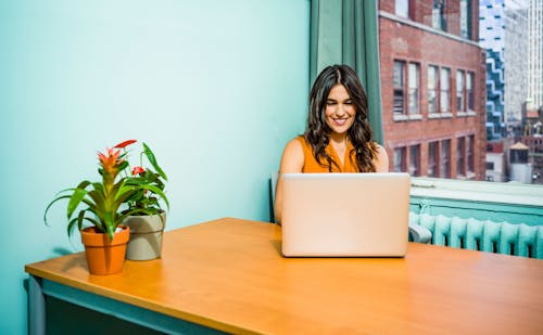 Mujer Usando Laptop